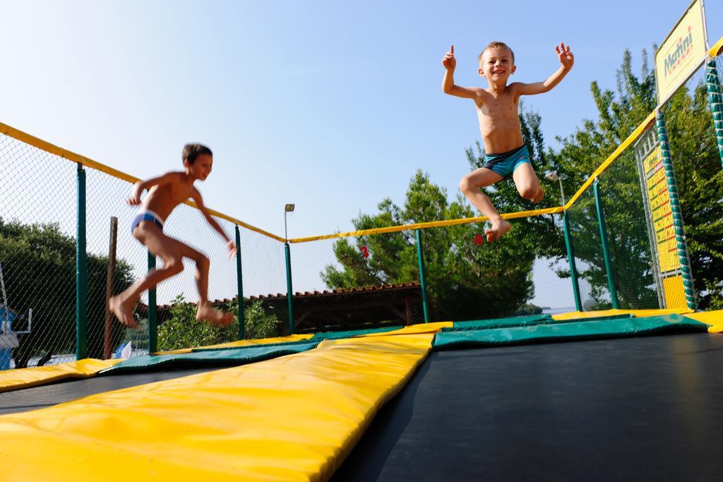 Maistra Camping Veštar Mobile homes Rovinj Exterior foto Children on a trampoline