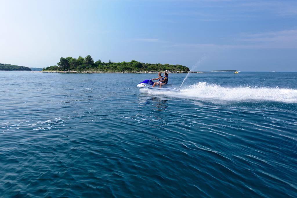 Maistra Camping Veštar Mobile homes Rovinj Exterior foto Jet skiing in Croatia