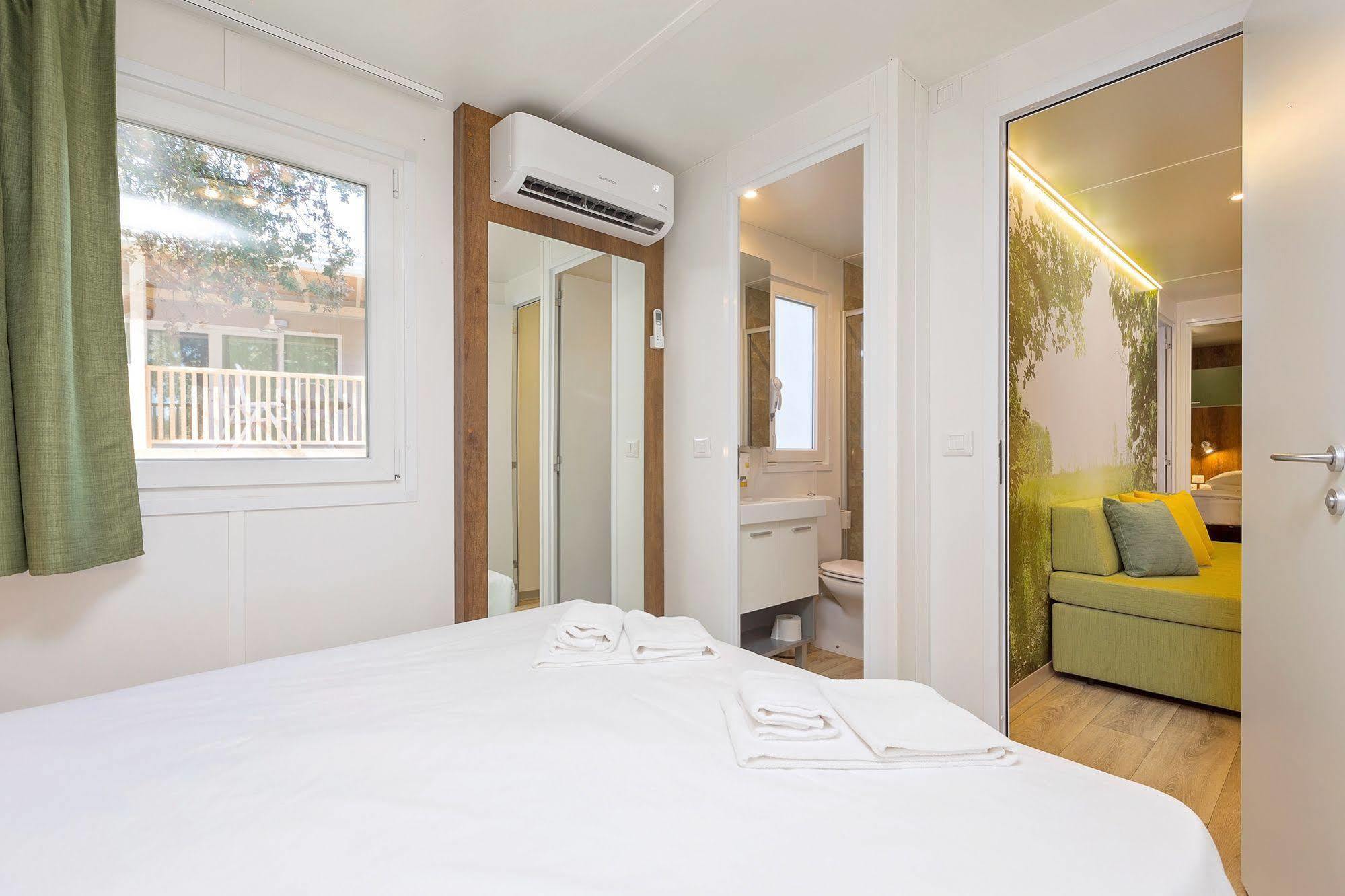 Maistra Camping Veštar Mobile homes Rovinj Exterior foto A room at the hotel