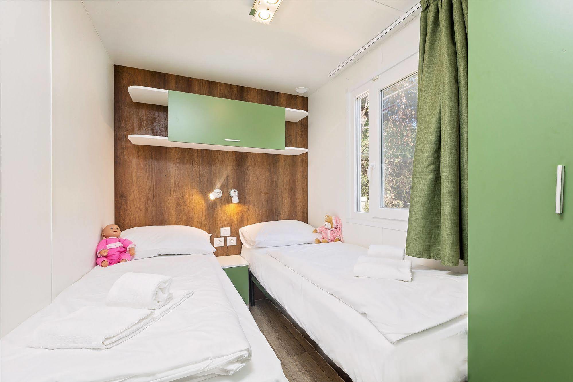 Maistra Camping Veštar Mobile homes Rovinj Exterior foto A typical bedroom in a mobile home