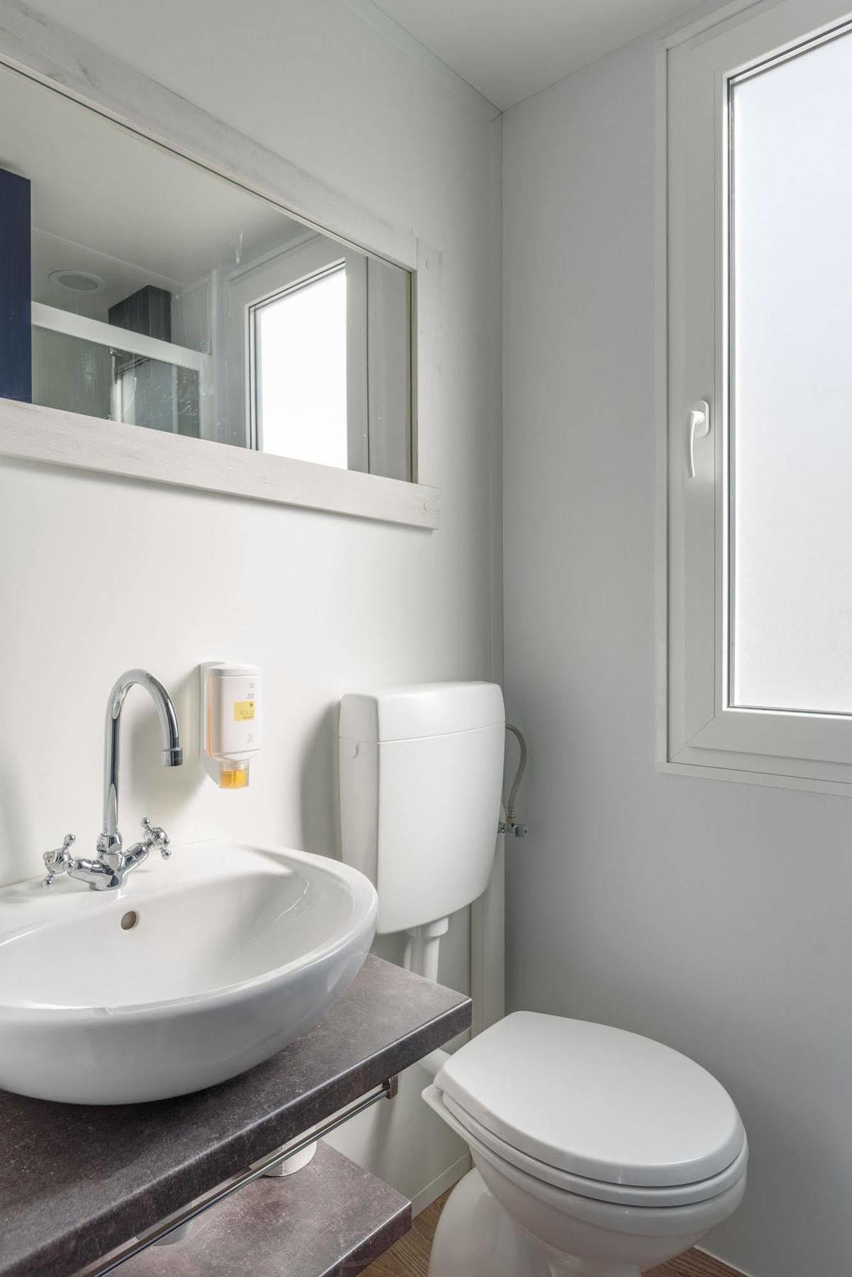 Maistra Camping Veštar Mobile homes Rovinj Exterior foto A modern bathroom
