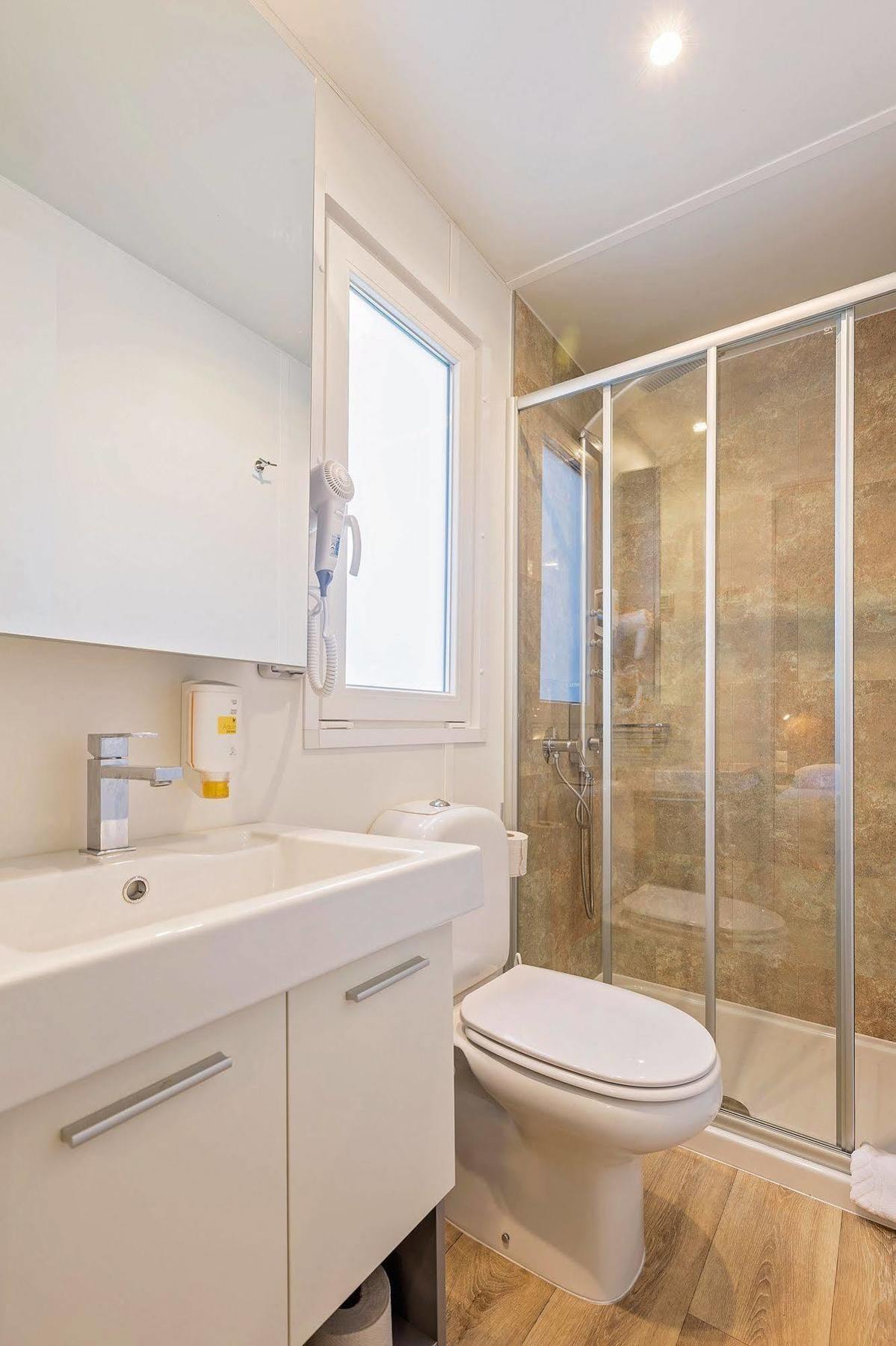 Maistra Camping Veštar Mobile homes Rovinj Exterior foto A shower enclosure