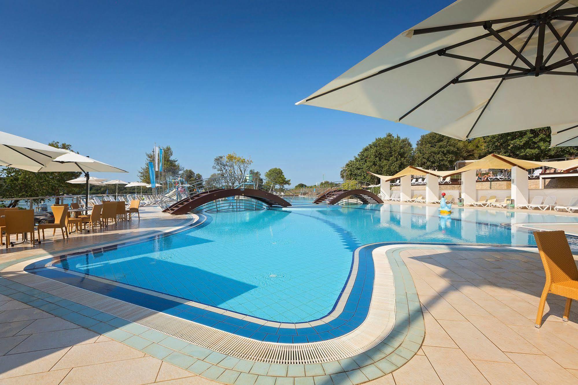 Maistra Camping Veštar Mobile homes Rovinj Exterior foto The swimming pool at the hotel